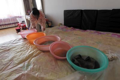 临泽楼上漏水，住户失联，小区没物管，业主维权难！律师来支招……